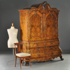 Antieke kast / Dubbel gebogen kabinet ca. 1750 Hollands rococo in wortelnoten (No.281106)