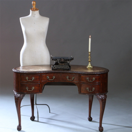 Niervormig bureau met fabelachtig mooi oud leer en 5 laden ca 1900 (No.230210)