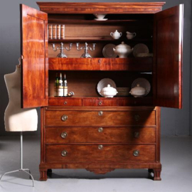 Antiek mahonie kabinet in een zeer strakke uitvoering ca. 1800 op tapse poten(No.750844)