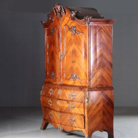 Antieke kast / Hollands rozenhouten gebombeerd transition kabinet ca. 1780 met brons (No.582619)
