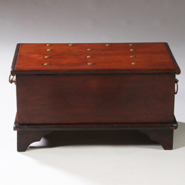 Kleine koloniale Compagniekist of documentenkist met alarmbel in het slot ca 1700 (No.211720)
