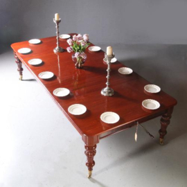 Antieke tafels / 1.42 m Brede wind out table met slinger ca. 1850  tot 14 personen (No.831031)