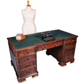 Chique Engels bureau met een groen ingelegd schrijfblad en inspringend front ca 1880 (No.450330)