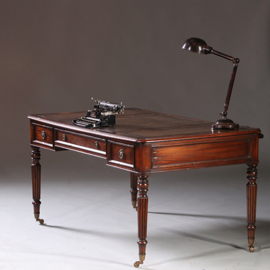 Schrijftafel ca 1930  in mahonie met leer ingelegd op gedraaide poten (No.212820)