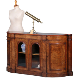 Blonde notenhouten credenza met kwartronde zijkasten ca 1850 fraaie ingelegde details (No.431545)
