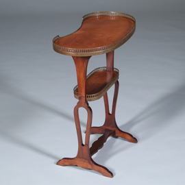 Niervormige etagiere of bijzettafel met messing rand en zonmotief  ca 1900 (No.422445)