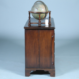 Strakke stoere ladenkast op bracket feet mooie patina  afgeronde hoekstijlen (No.391110)