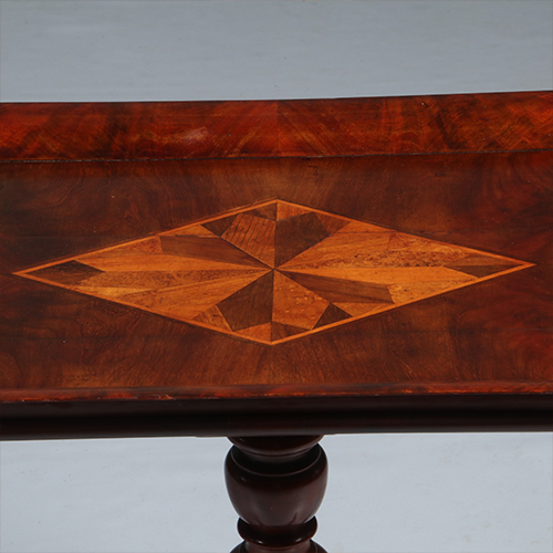 Willem III bijzettafeltje ca 1860 met opstaande rand ingelegd met een marqueterie ruit (No.300220)