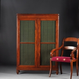 Antieke kast / Hollandse kleine strakke boekenkast in mahonie met gaas en bespanning Empire/biedermeier ca. 1815 (No.681132)