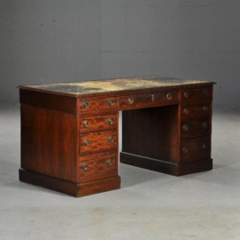Antieke bureaus / Engels herenbureau ca. 1875 met een zeer doorleefd leren schrijfblad (No.331118)