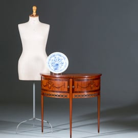 Demi lune Louis Seize stijl met jalousie deuren en uitzonderlijk fijn inlegwerk ca 1900 (No.270145)