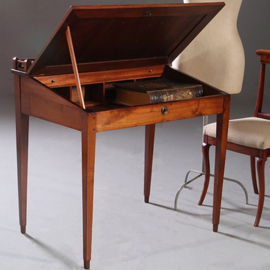 Antieke lezenaar / Koloniale lezenaar ca 1910 in mahonie met donker blauw leer (No.891555)