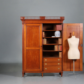 Louis Seize  "Kantoortje" of boekenkast ca 1790 in blond eikenhout met schitterende patina en afneembaar hekje(No.452440)