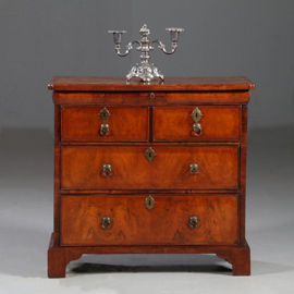Antieke kasten / Kleine vroeg Georgian commode ca 1750 met kleine zijladen en tirette (No.882445)