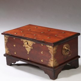 Kleine koloniale Compagniekist of documentenkist met alarmbel in het slot ca 1700 (No.211720)