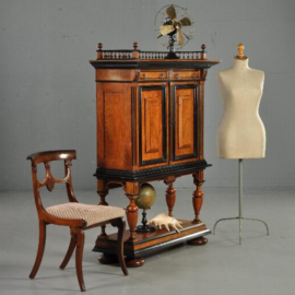 Antieke kast / Willem III kunstkabinetje / Munten en postzegelkastje ca. 1875 noten met zwart lijstwerk (No.312255)