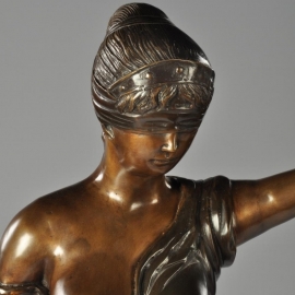 Antiek Varia / Brons / 1,20 m groot bronzen standbeeld "Vrouwe Justitia" in 2 tonen gepatineerd (No.550309)