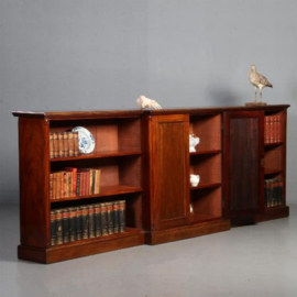 Antieke kasten / Halfhoge 3,20 m lange break front bibliotheekkast ca. 1850 deels open en deels gesloten (No.812121)