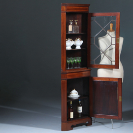Smalle Regency hoekkast met afneembaar kroontje ca 1815 mahonie met inlegwerk (No.283015)