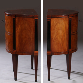 Demi lune commode mahonie met ebbenhout op strakke tapse pootjes (No.962620)