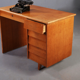 Klein blond vintage bureau met schuine ladenfronten mid century (No.960405)