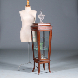 Elegante mahoniehouten Vitrinezuil met afsluitbaar deurtje  en inlegwerk (No.440530)#