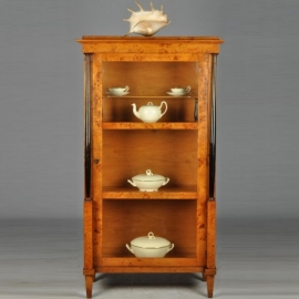 Antieke kast / Vitrinekast / glaskast ca. 1820 Biedermeier in een geweldig mooie kleur beukenwortel (No.621137)