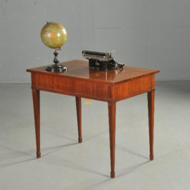 Antieke bureaus /  kleine schrijftafel mahonie met satijnhout ca. 1800 op ingelegde tapse pootjes  (No.312227)
