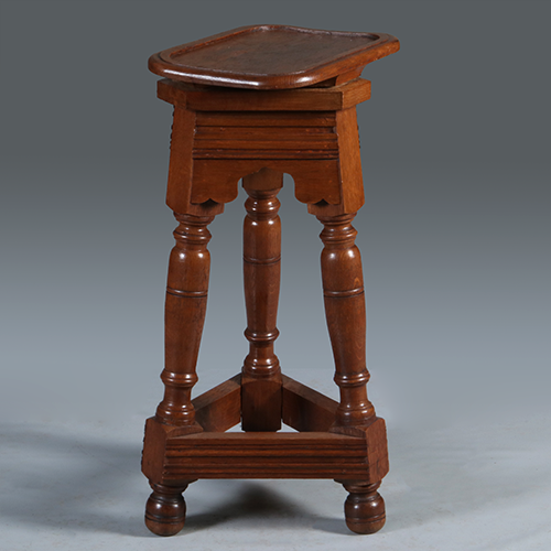 Robuuste piëdestal of atelier bok ca 1890 voor presentatie van kunstwerk ca 1900 (No.301622)