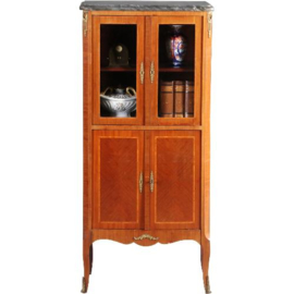 Antieke kast / Notenhouten Louis Seize stijl vitrinekast ca. 1910 met brons en marmer (No.630943)