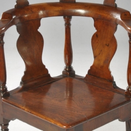 Antieke armstoelen / Engelse 18e eeuwse Horseshoe chair met verhoogde rugleuning (No.590788)
