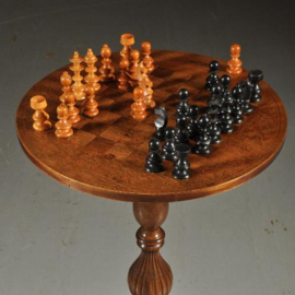 Antieke bijzettafels / Ronde ingelegde schaaktafel in notenhout ca. 1910 (No.390661)