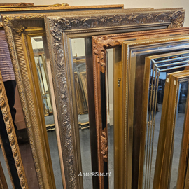 Net binnen 30 jonge en vintage spiegels van 30 tot  250 Euro (No.290900)