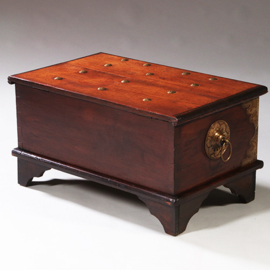 Kleine koloniale Compagniekist of documentenkist met alarmbel in het slot ca 1700 (No.211720)