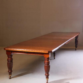 Antieke tafel / Smetteloze notenhouten dubbele Wind out table 4,64 m.lang ca. 1850 met 6 inlegbladen én slinger (No.412031)