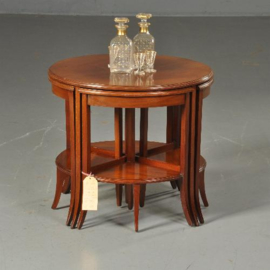 Antieke tafel / Ronde salontafel met 4 uitneembare 5 bijzettafeltjes ca. 1920 Mahonie (No.502854)