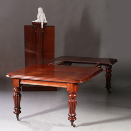 Doorleefde Victoriaanse pull out table met bijbehorende piedestal-vormige tafelbladenhouder (No.973110)