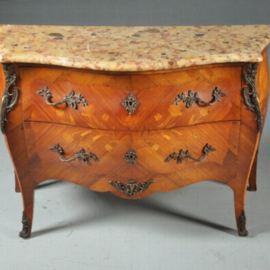 Antieke kasten / Gebombeerde notenhouten commode ca. 1920 met rijkelijk brons beslag (No.402558)