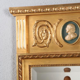 Antieke spiegels / Facet geslepen spiegel in deels vergulde lijst met Koning Gustav enprofiel ca 1920 (No.841280)