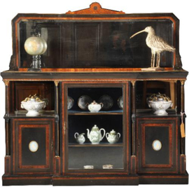 Antieke kast / Victoriaanse credenza ca. 1875 zwart gepolitoerd met noten accenten,  1 spiegelwand en 2 Wedgwood  plaquettes " (No.472851)