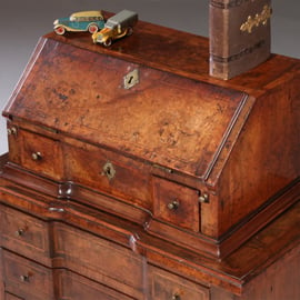 Kleine Secretaire of scriban in wortelnoten op cabriolet poten ca. 1750 (No.951405)