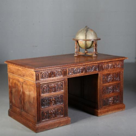 Antieke bureaus / Eikenhouten bureau met 9 faunen op de ladenfronten ca. 1875 (No.560662)