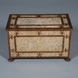 Antieke IJzeren beschilderde Empire kist in prachtige oude kleur op bolpoten en met sterren ca 1810 (No.431565)