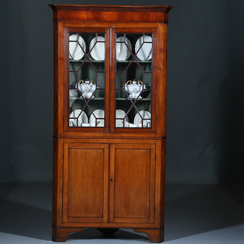Strakke Georgian hoekkast Welsh ca 1800 eiken met mahonie (No.300240)