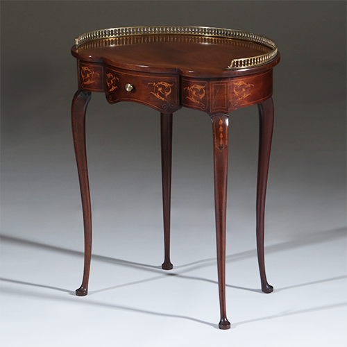 Niervormig latafeltje klein schrijftafeltje Frankrijk ca 1900 met lade inlegwerk en gegoten bronzen balustrade (No.301845)
