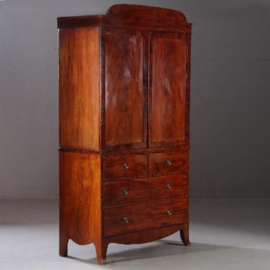 Antieke kasten / Regency kabinet met gebogen fronton ca. 1820 in mahonie met bloemmahonie (No.820866)