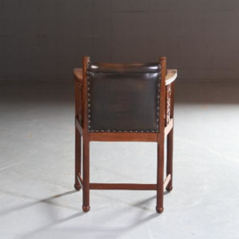 Antieke stoelen / stel van 2 Hollandse bureaustoelen / armstoelen ca. 1900 met leer bekleed (No.582833)
