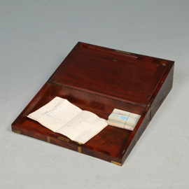 Mahonie schrijfkist  "Conradi" gepersonaliseerd ca 1850 met messing beslag inktpot en geheime vakjes (No.461555)