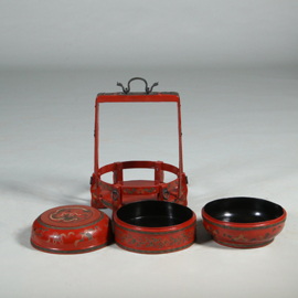 Chinese bruidskist of Tiangi rode lak met decoratie en gesmede greep ca 1900 (No.461010)