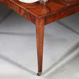 Louis Seize werktafel op strakke tapse poten bloemmahonie randen ca 1800 (No.932635)